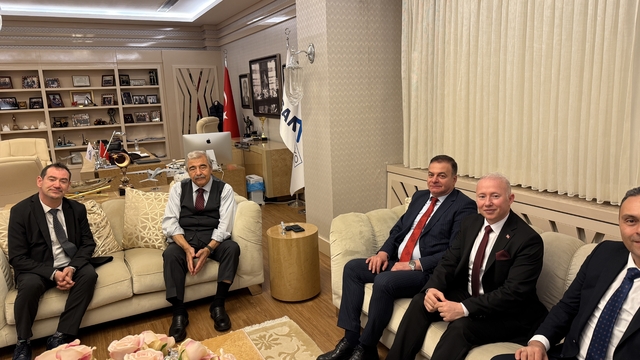 Türkiye'nin ilk serebral palsili uzay mühendisi Karakaş, Konukoğlu'nu ziyaret etti
Türkiye'nin ilk serebral palsili uzay mühendisi Turgay Karakaş:
"İmkansız diye bir şey yok, sadece biraz zaman alıyor. Zekaya inanmıyorum, başarının temeli çok çalışmaktır"
SANKO Holding Onursal Başkanı Abdulkadir Konukoğlu:
Turgay bey bize başarının yollarını yaşadıkları ile anlattı"