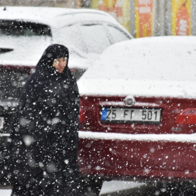 Oltu ilçe merkezine mevsimin ilk karı düştü
Erzurum'un Oltu ilçesinde kar y...