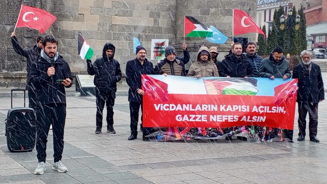 Erzurum'da sağlık çalışanları Gazze için "sessiz yürüyüş"lerini 111. haftada kar yağışı altında yaptı
