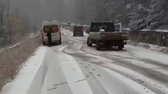Bursa'da yoğun kar yolları kapattı
Bursa Orhaneli ile İnegöl Domaniç yolları yoğun kar ve buzlanma sebebiyle kapandı
Karayolları ve Bursa Büyükşehir ekipleri kapanan yolları açmak için çalışıyor
Kar kalınlığının neredeyse 40 santime vardığı Uludağ'a zincirsiz ve kar lastiği olmadan çıkmaya izin verilmiyor