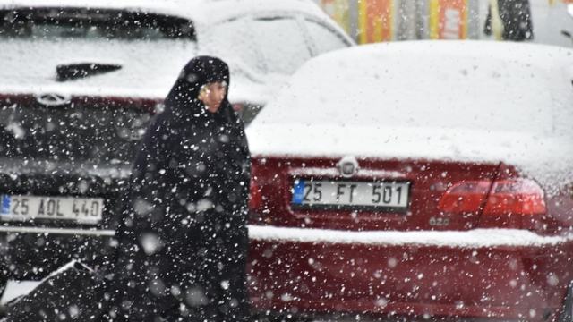 Oltu ilçe merkezine mevsimin ilk karı düştü
Erzurum'un Oltu ilçesinde kar yağışı etkili oldu