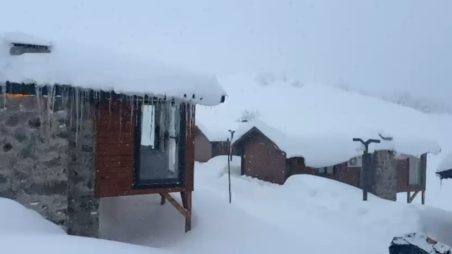 Rize'de yüksek tepeler beyaza büründü