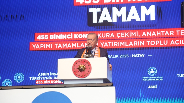 Cumhurbaşkanı Erdoğan: "Devletle milleti karşı karşıya getirmeye çalışanların hiçbirisi yok. Ama biz buradayız"
Depremin üzerinden 3 yıl geçmeden 455 bininci konut da teslim edildi
Cumhurbaşkanı Recep Tayyip Erdoğan'ın katılımıyla düzenlenen törende yapımı tamamlanan 95 bin konut ve 9 bin 501 iş yeri hak sahiplerine teslim edildi
"Depremin vurduğu on bir ilimizde yapımı tamamlanan 455 bininci afet konutumuzu hak sahibi kardeşlerimize teslim etmenin gururunu yaşıyoruz"