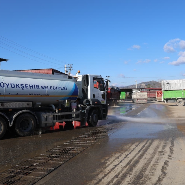 Büyükşehir ekipleri Acarlar Hali'ni temizledi