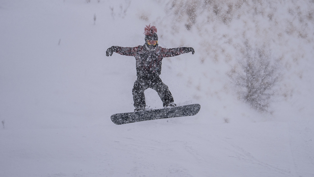 Palandöken'de yoğun kar yağışı altında kayak keyfi yaşanıyor