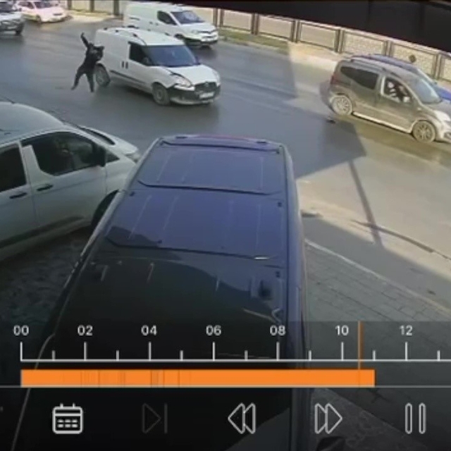 Hafif ticari araç yayaya çarptı: O anlar kamerada