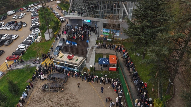 Uludağ'a teleferikle çıkmak isteyenler kuyruk oluşturdu