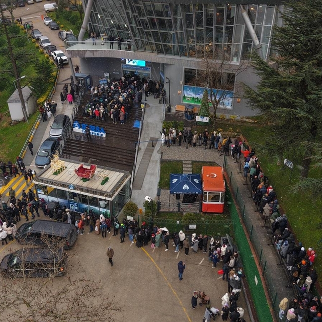 Uludağ'a teleferikle çıkmak isteyenler kuyruk oluşturdu