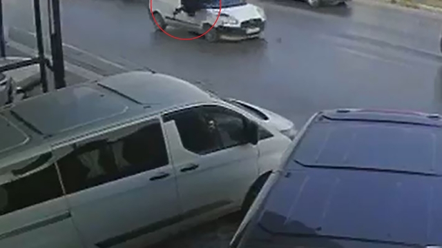 Hafif ticari aracın yayaya çarptığı kaza kamerada