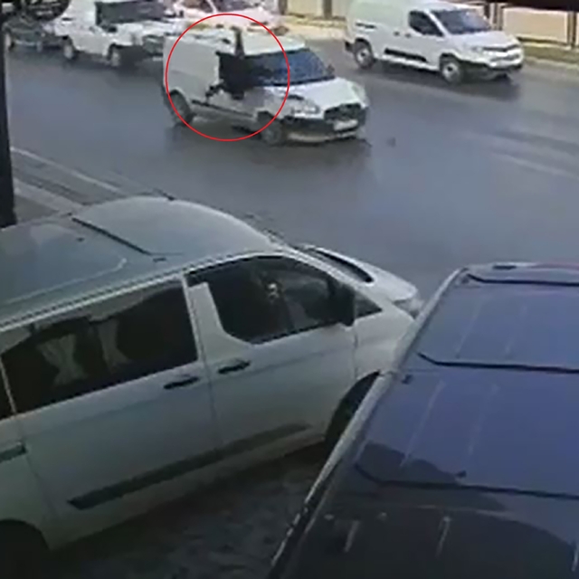 Hafif ticari aracın yayaya çarptığı kaza kamerada