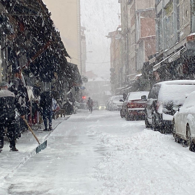 Kars'ta kar yağışı ve tipi; 27 köy yolu ulaşıma kapandı