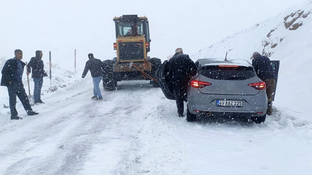 Hasköy-Mutki karayolu kar ve tipi nedeniyle ulaşıma kapatıldı