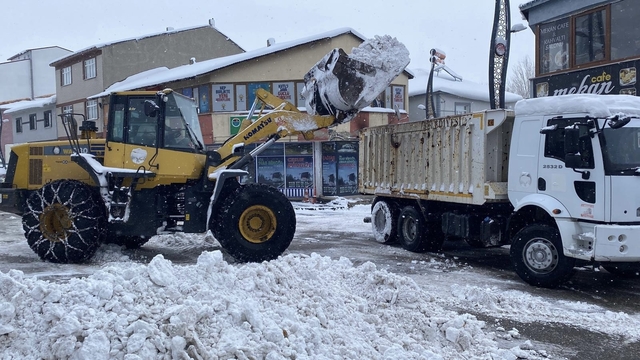 Karlıova'da karla mücadele çalışmaları başladı