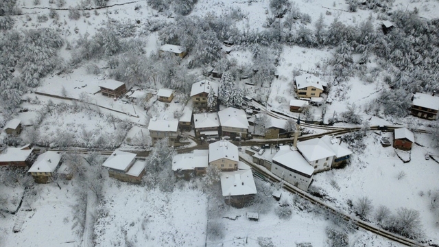 Bartın'da kar kalınlığı 1 metreyi aştı
Yoğun kar yağışı nedeniyle bir cenaze ise güçlükle defnedildi