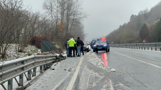 Zonguldak ve Sakarya'da karın kayganlaştırdığı yolda kaza yapan otomobillerdeki 5 kişi yaralandı