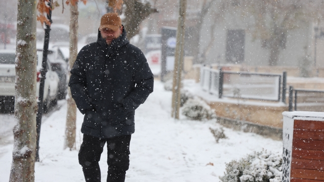 Elazığ'da kar yağışı sürüyor: 4 bin yıllık tarihi Harput beyaza büründü