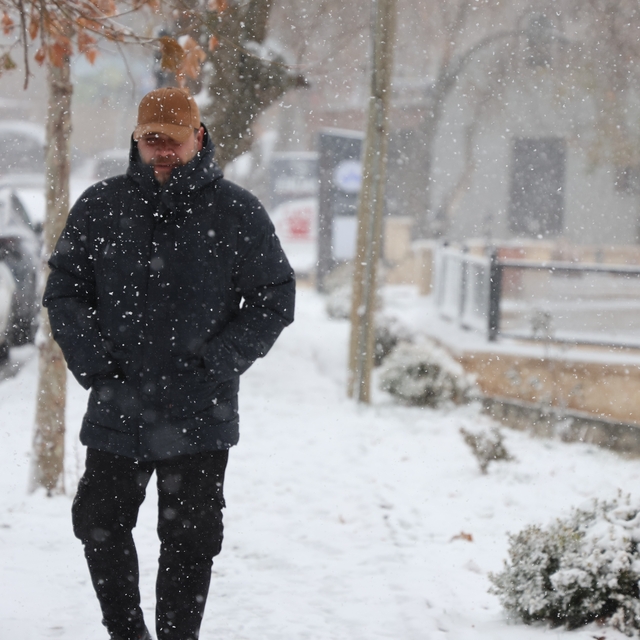 Elazığ'da kar yağışı sürüyor: 4 bin yıllık tarihi Harput beyaza büründü