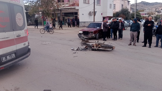 Adana'da otomobille çarpışan motosikletin sürücüsü yaralandı