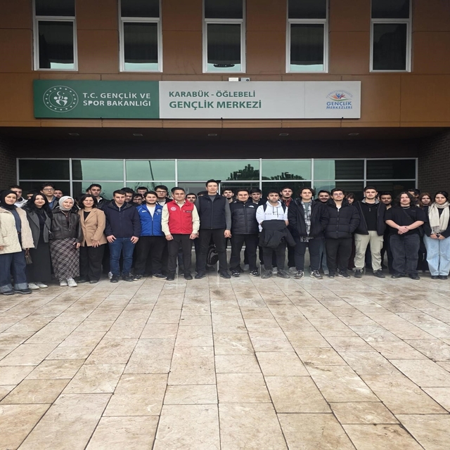 Bilişim Teknolojileri MYO öğrencileri Gençlik Merkezi'nde incelemelerde bul...