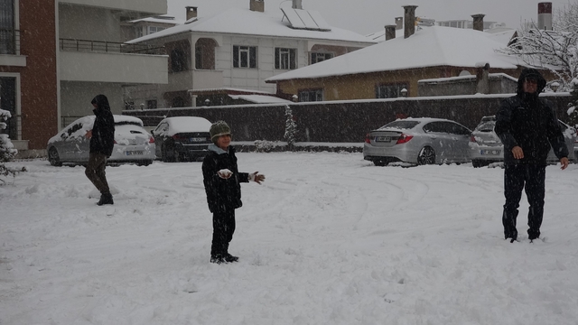 Erciş'te vatandaşların kar sevinci