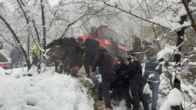 Kar sebebiyle kayganlaşan yolda kontrolden çıkan otomobil şarampole devrildi: 3 yaralı