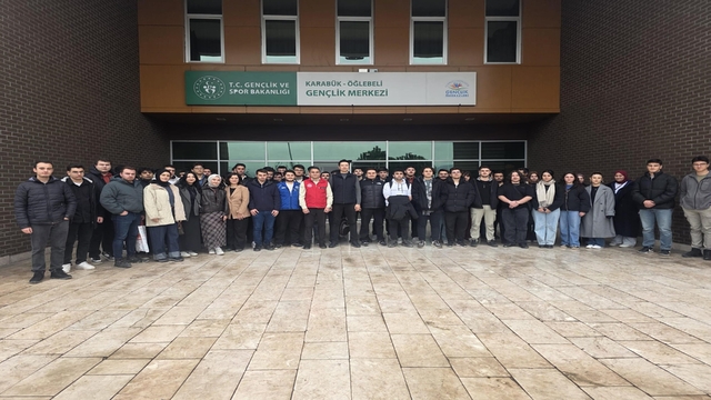 Bilişim Teknolojileri MYO öğrencileri Gençlik Merkezi'nde incelemelerde bulundu