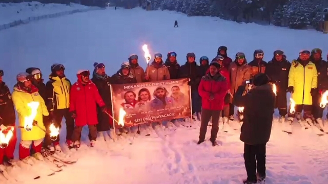 Sarıkamış'tan Bursa'ya vefa köprüsü: Genç kayakçılar, Bursa'daki yangında ölen kayakçıları andı