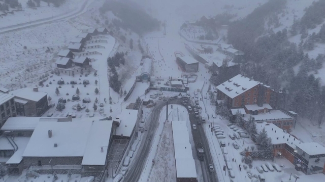 Palandöken'de kar kalınlığı 70 santimetreyi geçti; kayak merkezi dronla görüntülendi