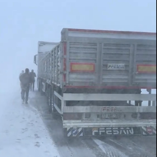 Tendürek Geçidi'nde ulaşım durma noktasına geldi