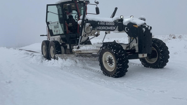 Elazığ'da kapalı köy yolu 111 oldu, ekipler çalışmalarını sürdürüyor