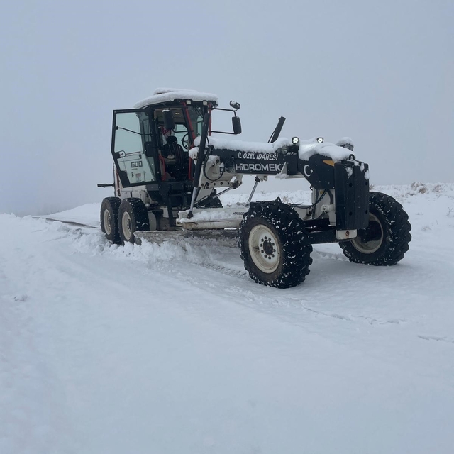Elazığ'da kapalı köy yolu 111 oldu, ekipler çalışmalarını sürdürüyor