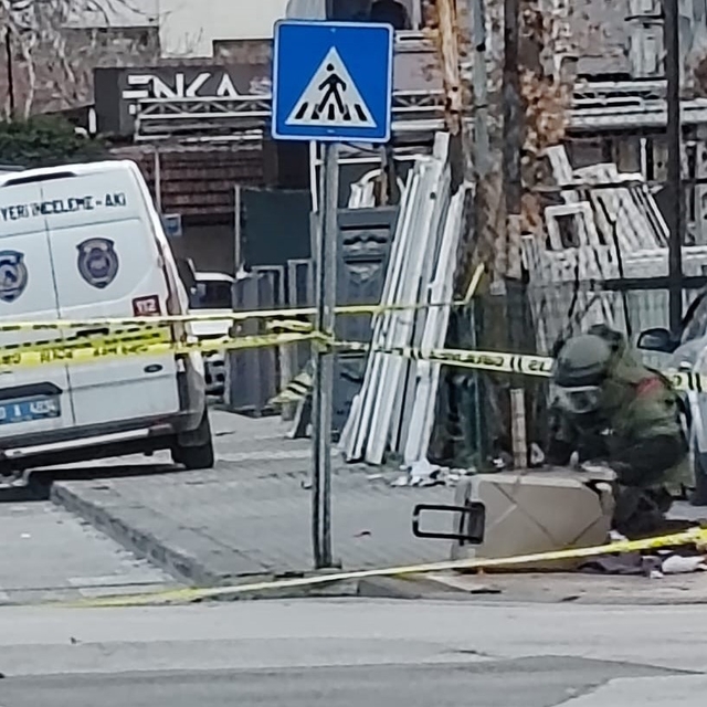 Denizli'de şüpheli valiz kontrollü bir şekilde patlatıldı; içinden kıyafetl...