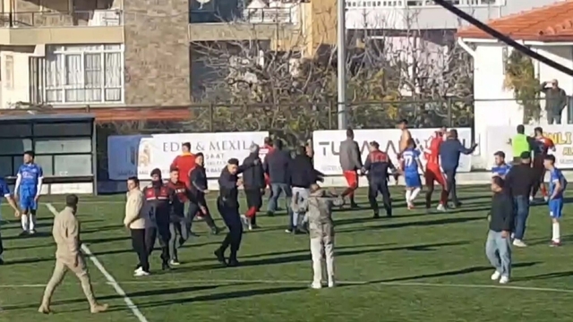 Kuşadası'nda maç sonu kavga eden futbolcuları jandarma ayırdı