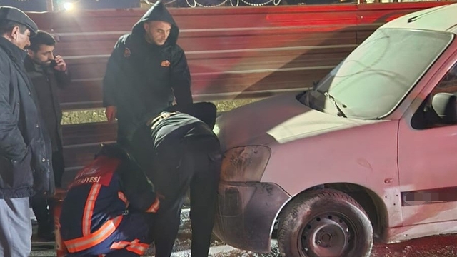 Van'da park halindeki kamyonette yangın