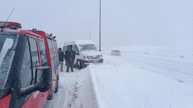 Erciş'te trafik kaza: 3 yaralı