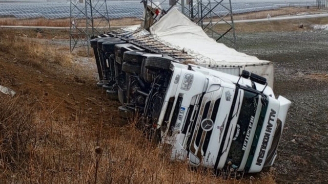 Muş'ta tır şarampole yuvarlandı