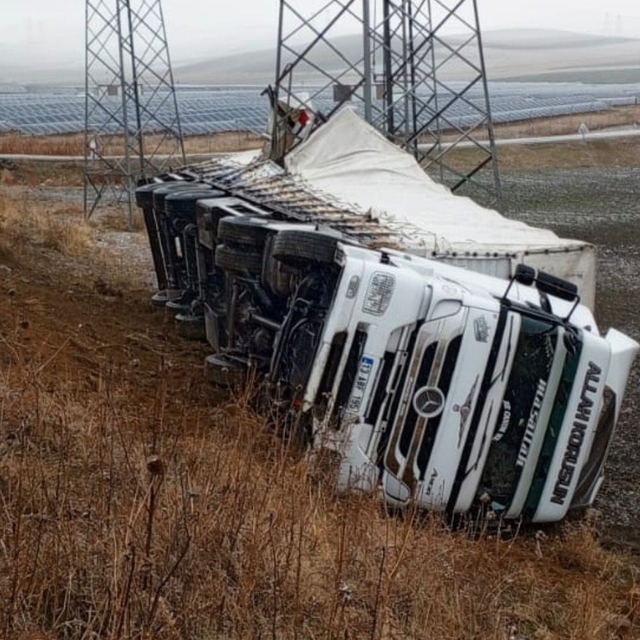 Muş'ta tır şarampole yuvarlandı
