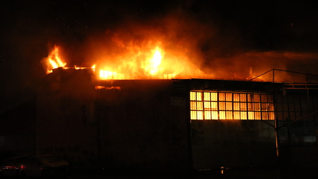 Hatay'da sanayi sitesinde çıkan yangına müdahale ediliyor