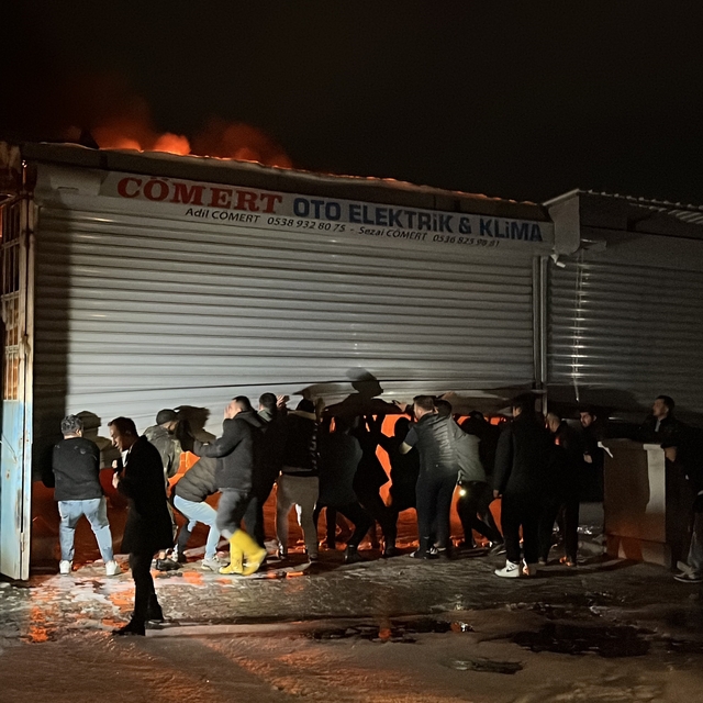 Alevlere teslim olan iş yerlerindeki araçları kurtarmak için zamanla yarışt...