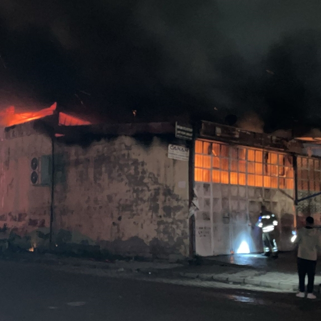Hatay'da oto tamirhanesinde çıkan yangın, 3 iş yerine  sıçradı