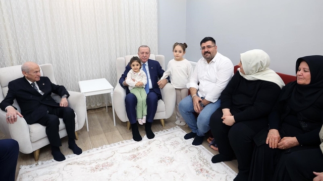 Cumhurbaşkanı Erdoğan: Sözlerimizi tutmanın bahtiyarlığıyla aziz milletimizin karşısındayız (3)