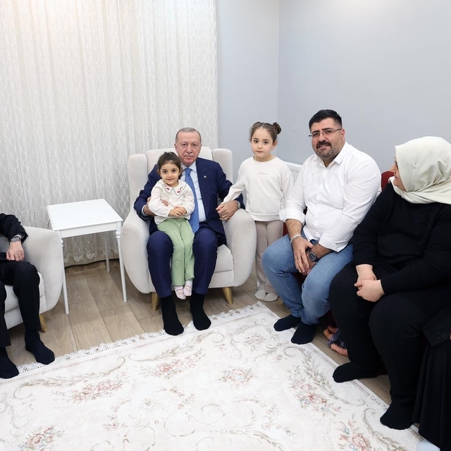 Cumhurbaşkanı Erdoğan: Sözlerimizi tutmanın bahtiyarlığıyla aziz milletimiz...