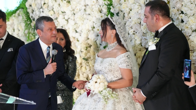 CHP Genel Başkanı Özgür Özel, Narlıdere Belediye Başkanı Uzun'un nikah törenine katıldı