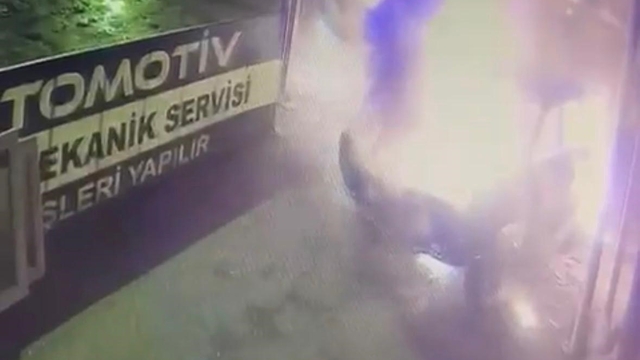 Bir gün önce oto sanayiye bırakılan kazalı otomobil alev aldı
İki otomobilin cayır cayır yandığı olay güvenlik kamerasına yansıdı