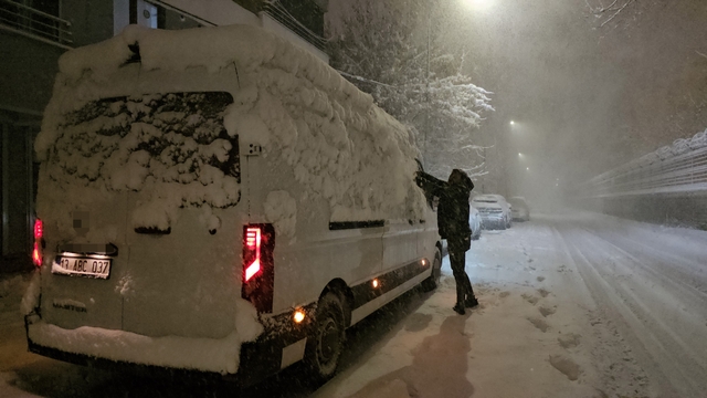 Tatvan'da kar yağışı hayatı olumsuz etkiledi: 40 köy ve 32 mezra yolu kapandı