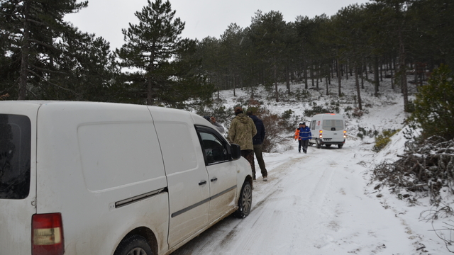 Manisa'da karda mahsur kalan avcılar kurtarıldı