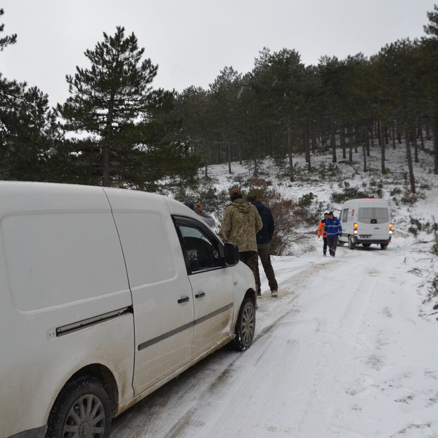 Manisa'da karda mahsur kalan avcılar kurtarıldı