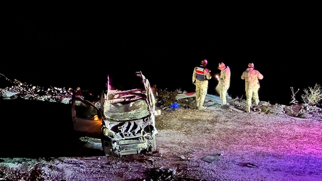 Buzlanan yolda hafif ticari araç şarampole yuvarlandı; 1'i ağır 2 yaralı