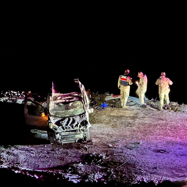 Buzlanan yolda hafif ticari araç şarampole yuvarlandı; 1'i ağır 2 yaralı