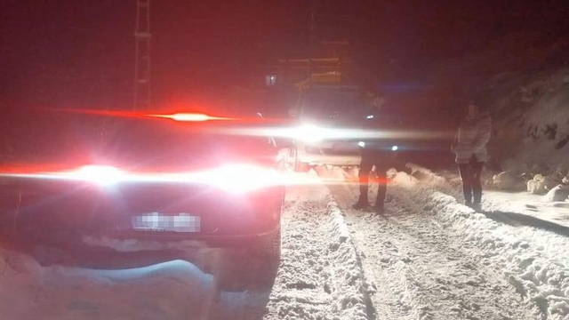 Kayseri'de kar yağışı sonrası otomobilde mahsur kalan 2 kişi kurtarıldı